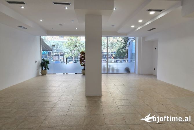Ambiente Commerciale in Affitto 1+1 a Tirana - 1,000 Euro