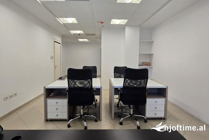 Ambiente Commerciale in Affitto 3+1 a Tirana - 800 Euro