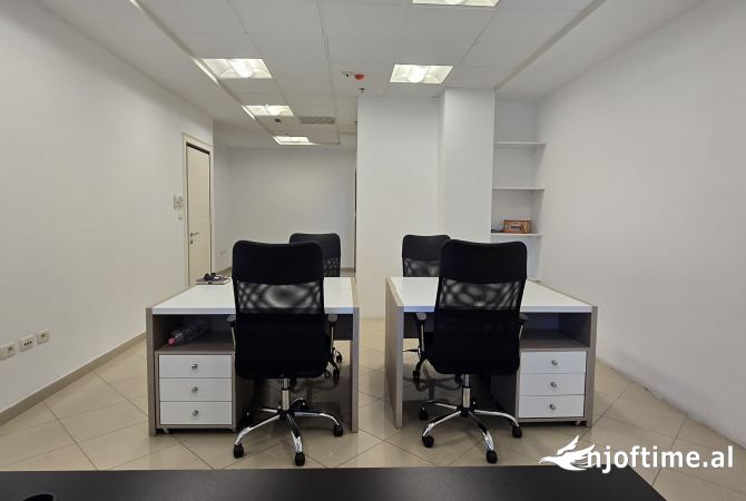 Ambiente Commerciale in Affitto 3+1 a Tirana - 800 Euro