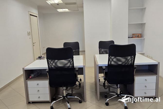 Ambiente Commerciale in Affitto 3+1 a Tirana - 800 Euro