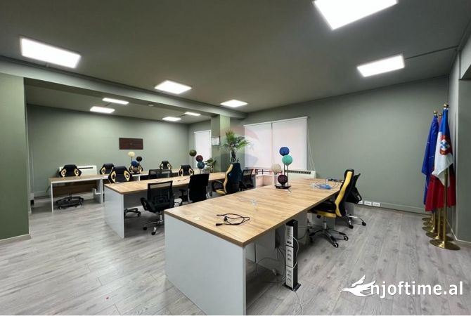 Ambiente Commerciale in Affitto 3+1 a Tirana - 3,200 Euro