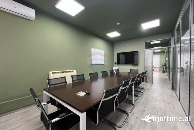 Ambiente Commerciale in Affitto 3+1 a Tirana - 3,200 Euro