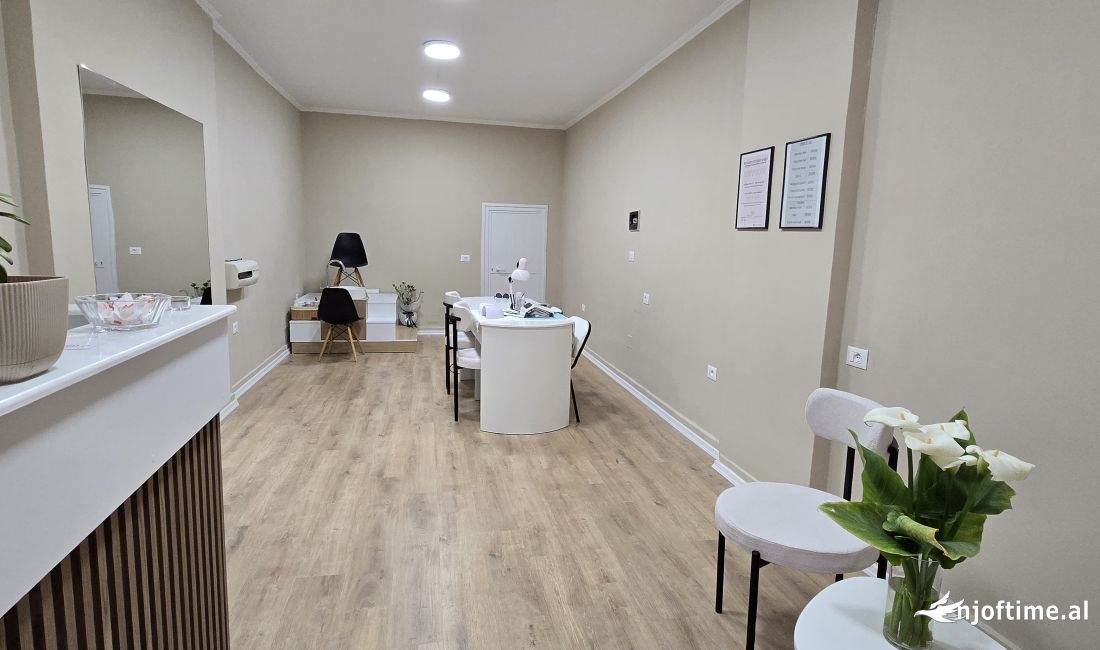 Shitet njesi biznesi Komuna e Parisit, Tirane