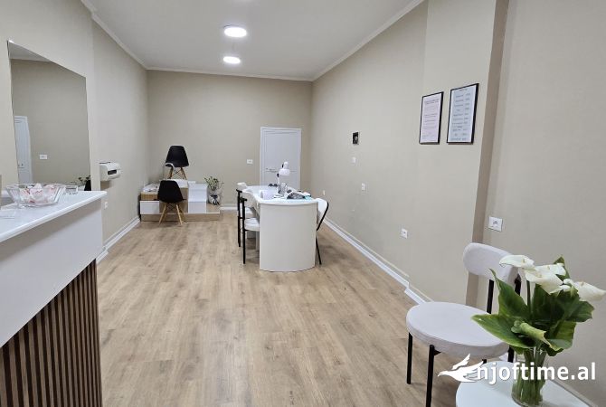 Shitet njësi biznesi Komuna e Parisit, Tiranë