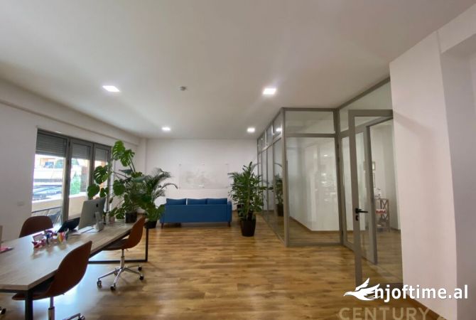 Ambiente Commerciale in Affitto 3+1 a Tirana - 3,500 Euro