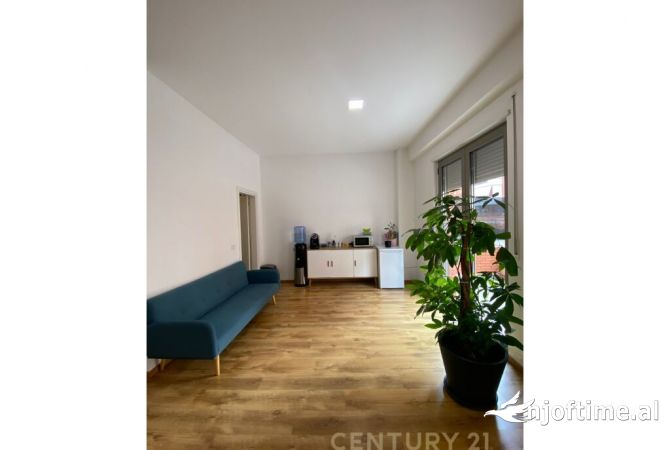 Ambiente Commerciale in Affitto 3+1 a Tirana - 3,500 Euro