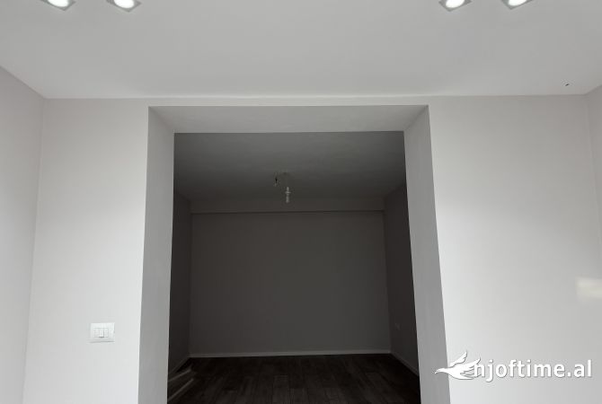 Ambiente Commerciale in Affitto 1+1 a Tirana - 1,700 Euro