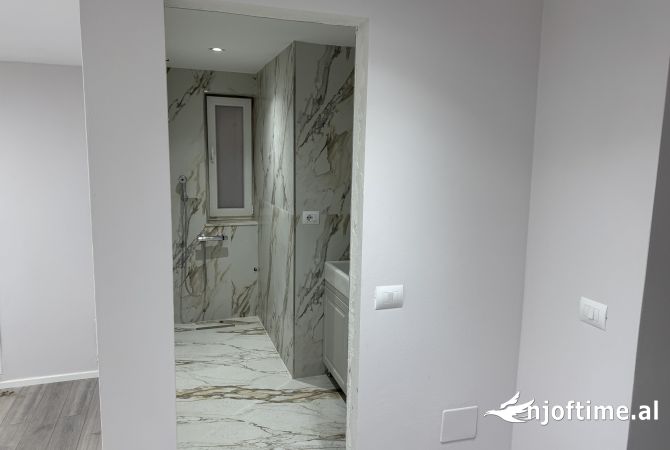 Ambient komercial me qera , rruga e elbasanit.