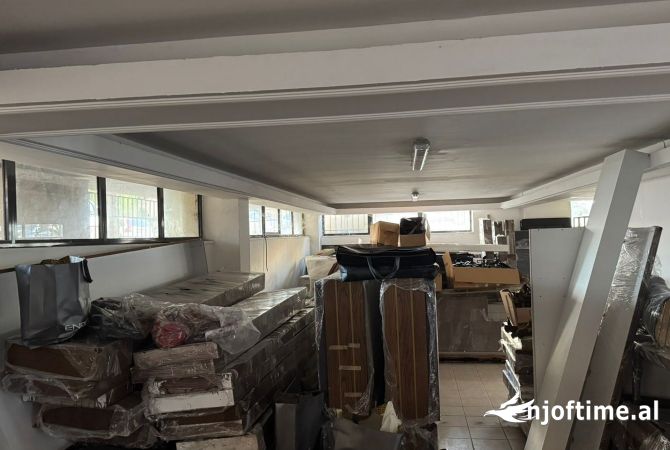 Ambiente Commerciale in Vendita 1+1 a Tirana - 275,000 Euro
