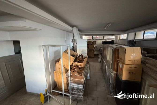 Ambiente Commerciale in Vendita 1+1 a Tirana - 275,000 Euro