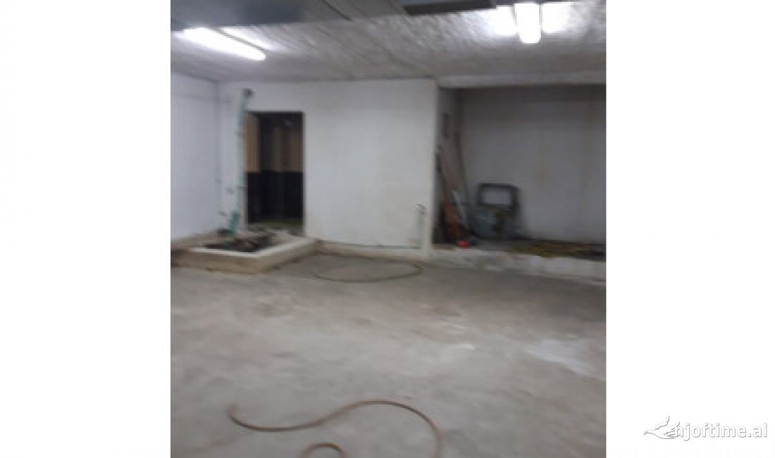 SHITET AMBIENT GARAZHI NE ZONEN E PAZARIT TE RI.