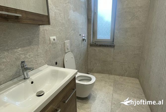 Ambiente Commerciale in Affitto 1+1 a Tirana - 700 Euro