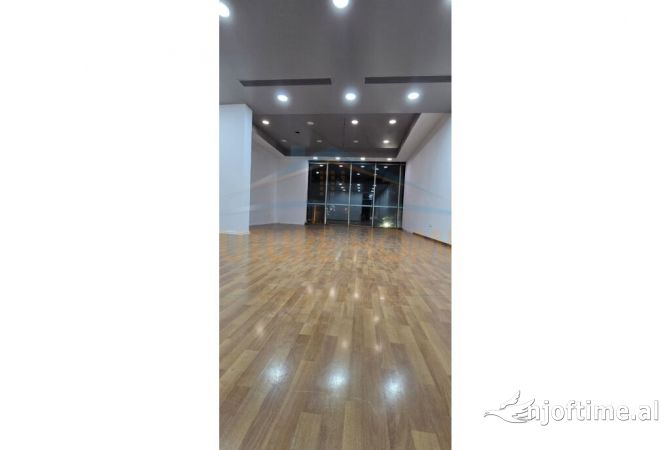 Ambiente Commerciale in Affitto 3+1 a Tirana - 2,501 Euro