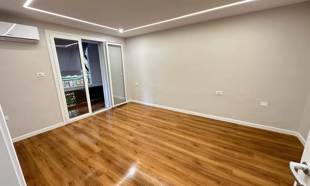 Shtepi ne shitje Apartament ne Tirane, 2+1, Mobilimi Bosh, pa mobiluar, Pagesa 350,000  Euro.