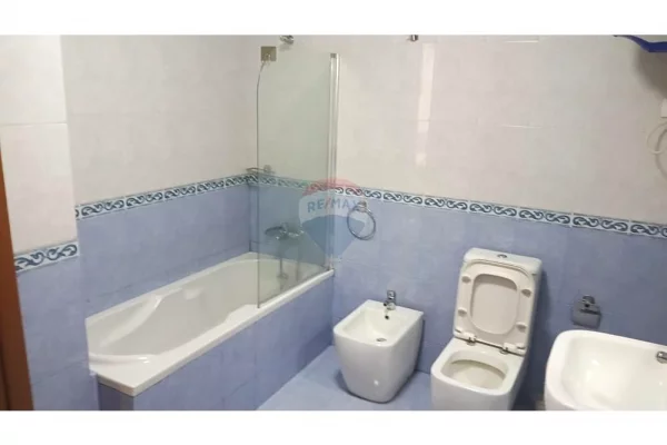 Shtepi me qera Apartament ne Tirane, 3+1, Mobilimi E mobiluar, Pagesa 700  Euro.