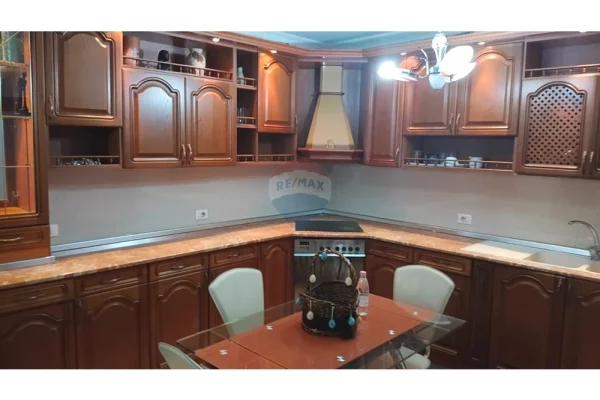 Shtepi me qera Apartament ne Tirane, 3+1, Mobilimi E mobiluar, Pagesa 700  Euro.