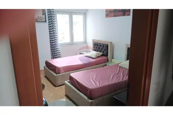 Shtepi me qera Apartament ne Tirane, 3+1, Mobilimi E mobiluar, Pagesa 700  Euro.