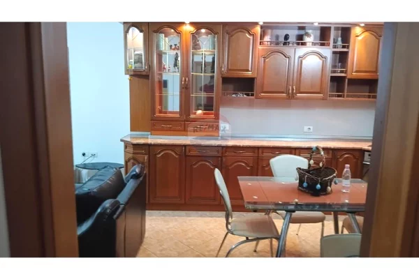 Shtepi me qera Apartament ne Tirane, 3+1, Mobilimi E mobiluar, Pagesa 700  Euro.