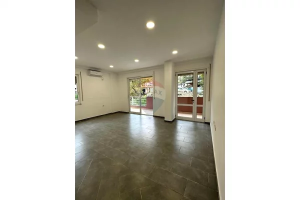 Shtepi me qera Apartament ne Tirane, 4+1, Mobilimi Bosh, pa mobiluar, Pagesa 4,500  Leke.
