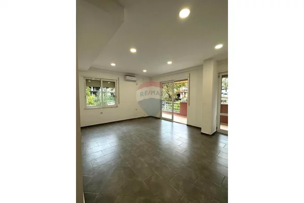 Shtepi me qera Apartament ne Tirane, 4+1, Mobilimi Bosh, pa mobiluar, Pagesa 4,500  Leke.