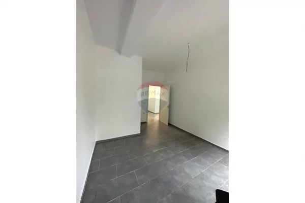 Shtepi me qera Apartament ne Tirane, 4+1, Mobilimi Bosh, pa mobiluar, Pagesa 4,500  Leke.