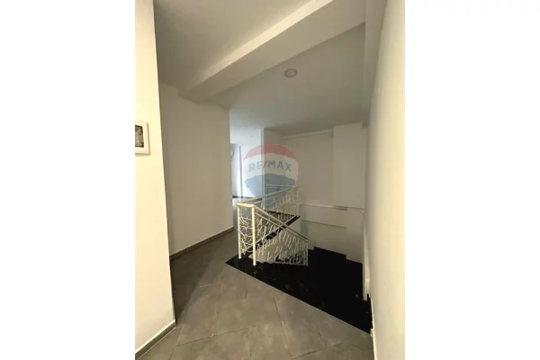 Shtepi me qera Apartament ne Tirane, 4+1, Mobilimi Bosh, pa mobiluar, Pagesa 4,500  Leke.
