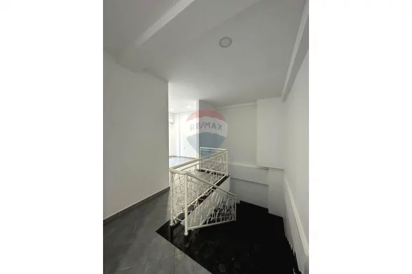 Shtepi me qera Apartament ne Tirane, 4+1, Mobilimi Bosh, pa mobiluar, Pagesa 4,500  Leke.