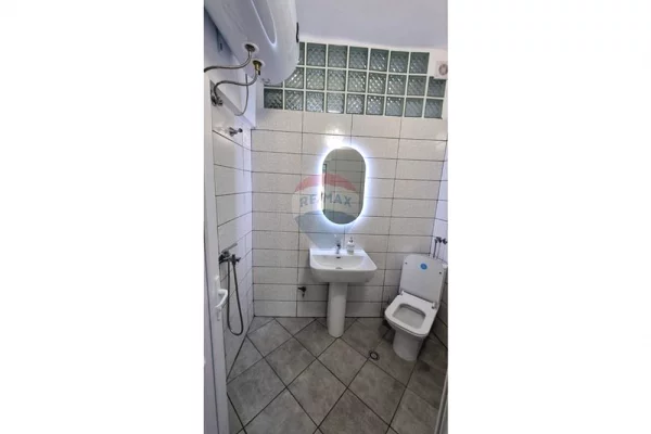 Shtepi me qera Apartament ne Tirane, 1+1, Mobilimi Bosh, pa mobiluar, Pagesa 700  Euro.