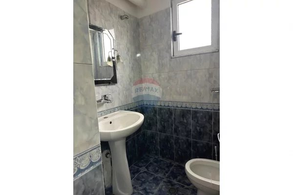 Shtepi me qera Apartament ne Tirane, 3+1, Mobilimi E mobiluar, Pagesa 750  Euro.