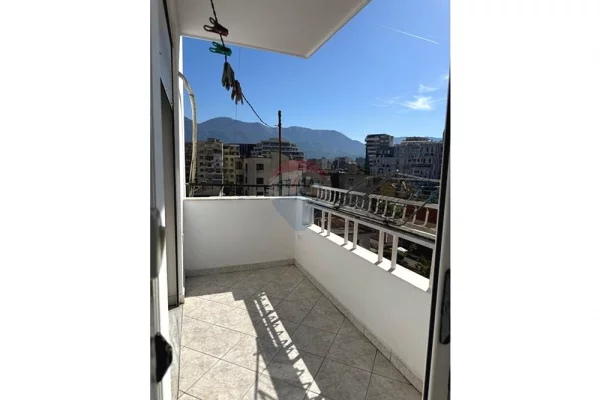 Shtepi me qera Apartament ne Tirane, 3+1, Mobilimi E mobiluar, Pagesa 750  Euro.