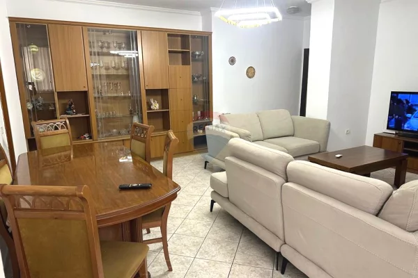 Shtepi me qera Apartament ne Tirane, 3+1, Mobilimi E mobiluar, Pagesa 750  Euro.