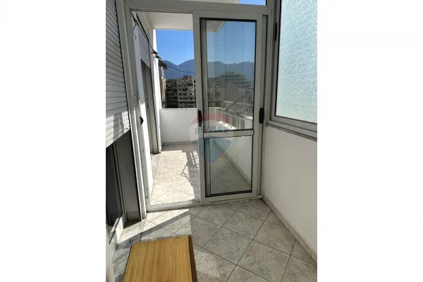 Shtepi me qera Apartament ne Tirane, 3+1, Mobilimi E mobiluar, Pagesa 750  Euro.