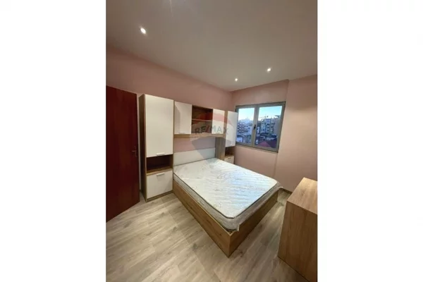 Shtepi me qera Apartament ne Tirane, 3+1, Mobilimi E mobiluar, Pagesa 1,400  Euro.