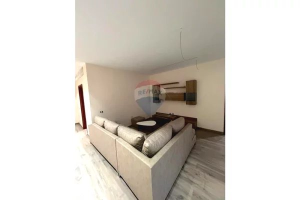 Shtepi me qera Apartament ne Tirane, 3+1, Mobilimi E mobiluar, Pagesa 1,400  Euro.