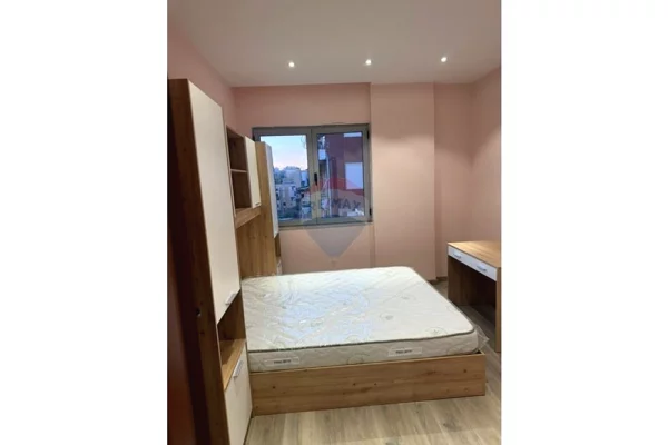 Shtepi me qera Apartament ne Tirane, 3+1, Mobilimi E mobiluar, Pagesa 1,400  Euro.