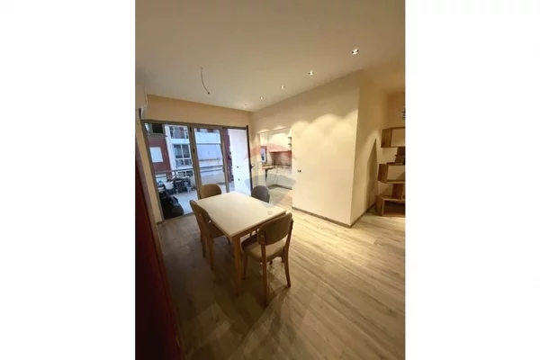 Shtepi me qera Apartament ne Tirane, 3+1, Mobilimi E mobiluar, Pagesa 1,400  Euro.