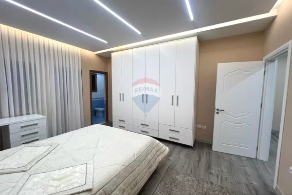 Shtepi me qera Apartament ne Tirane, 3+1, Mobilimi E mobiluar, Pagesa 900  Euro.