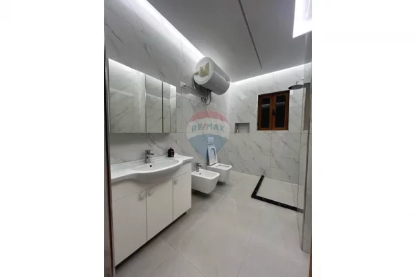 Shtepi me qera Apartament ne Tirane, 3+1, Mobilimi E mobiluar, Pagesa 900  Euro.