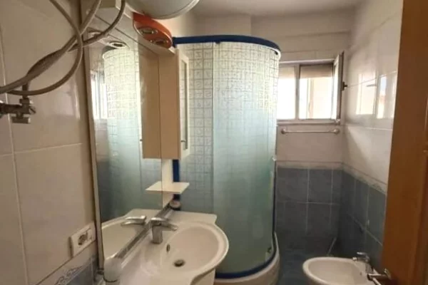 Shtepi me qera Apartament ne Tirane, 2+1, Mobilimi E mobiluar, Pagesa 65,000  Leke.