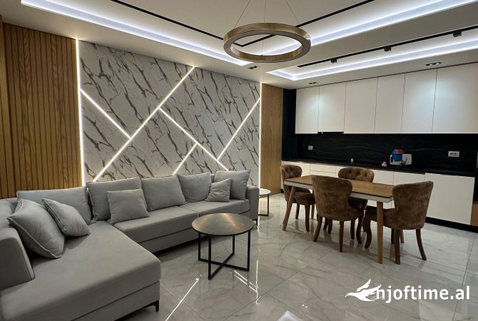 Ambiente Commerciale in Affitto 2+1 a Tirana - 260,000 Euro