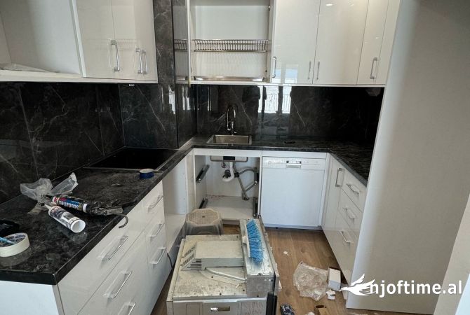 Shitet Apartament 1+1  Adresa : Ali Demi Kompleksi Kaimi  I mobiluar Kati 7 Cmimi 100.000 euro 