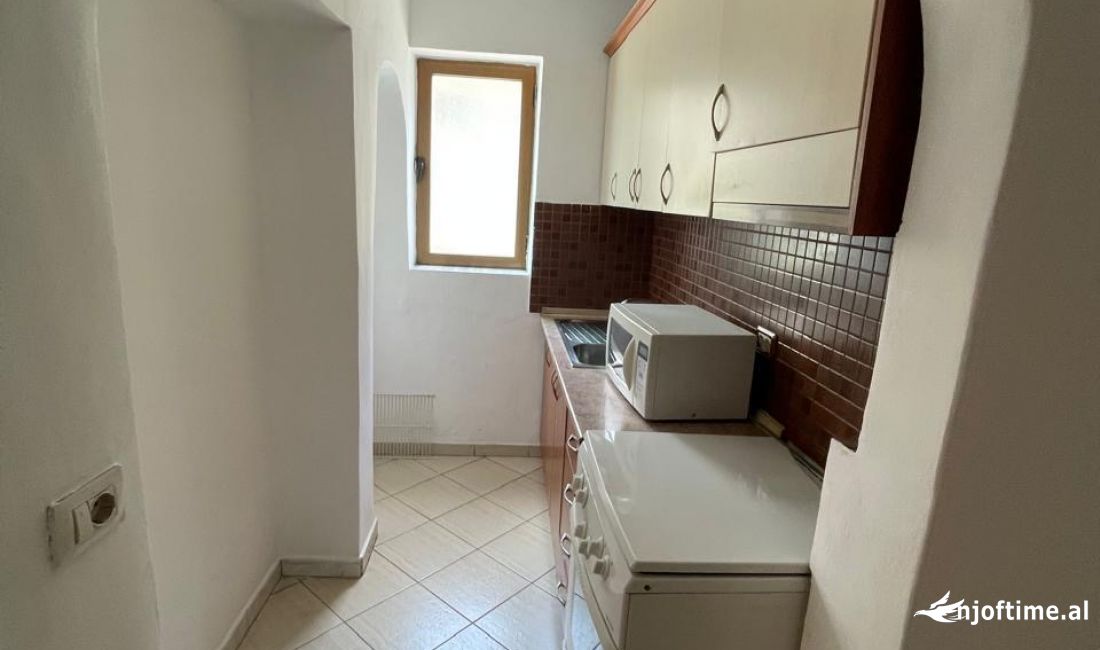 Shtepi ne shitje Apartament ne Tirane, 1+1, Mobilimi Bosh, pa mobiluar, Pagesa 95,000  Euro.