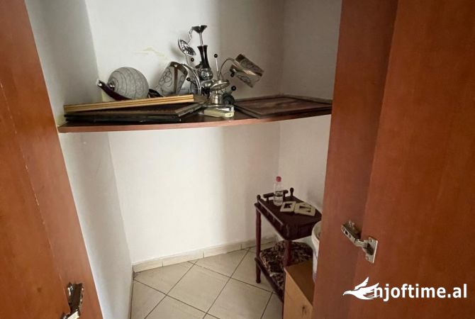Shtepi ne shitje Apartament ne Tirane, 1+1, Mobilimi Bosh, pa mobiluar, Pagesa 95,000  Euro.