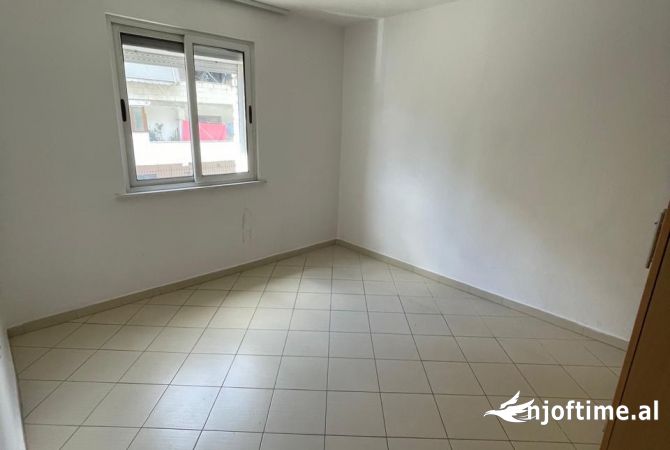 Shtepi ne shitje Apartament ne Tirane, 1+1, Mobilimi Bosh, pa mobiluar, Pagesa 95,000  Euro.