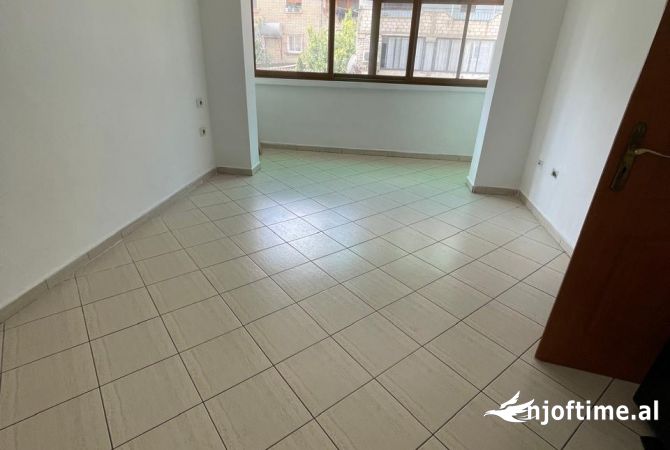 Shtepi ne shitje Apartament ne Tirane, 1+1, Mobilimi Bosh, pa mobiluar, Pagesa 95,000  Euro.