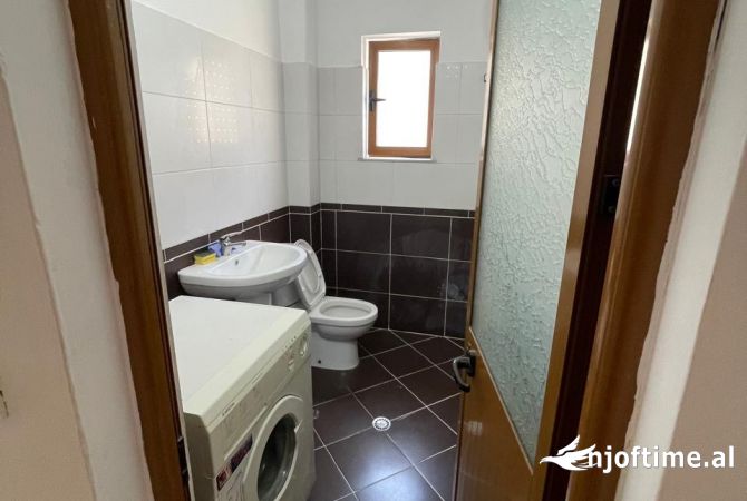 Shtepi ne shitje Apartament ne Tirane, 1+1, Mobilimi Bosh, pa mobiluar, Pagesa 95,000  Euro.