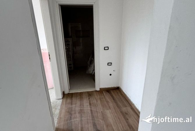 Shtepi ne shitje Apartament ne Tirane, 1+1, Mobilimi Bosh, pa mobiluar, Pagesa 75,000  Euro.