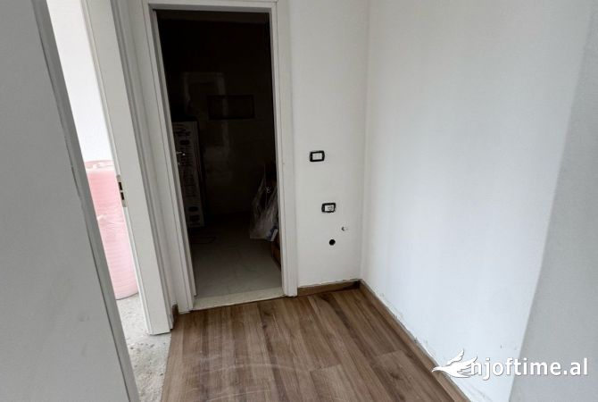 Shtepi ne shitje Apartament ne Tirane, 1+1, Mobilimi Bosh, pa mobiluar, Pagesa 75,000  Euro.
