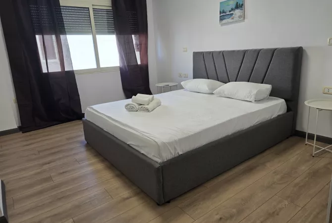 Shtepi me qera Papafingo(kati i catise) ne Tirane, 2+1, Mobilimi E mobiluar, Pagesa 65,000  Leke.