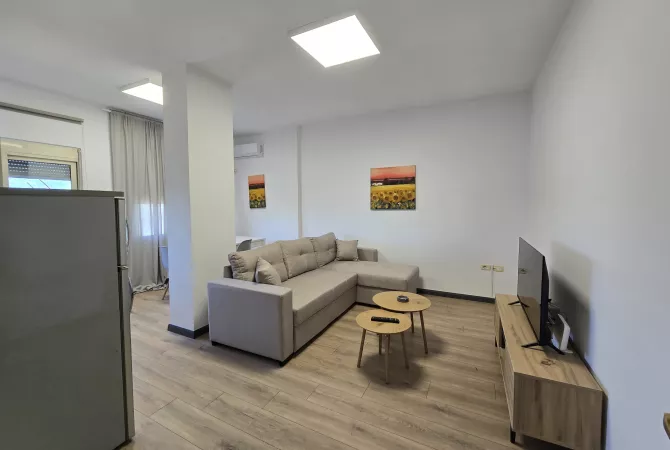🏡 Apartament me qira – Komuna e Parisit, pranë Kristal Center  📍 2+1 | Kati i 3 cmimi 65.000 lek 